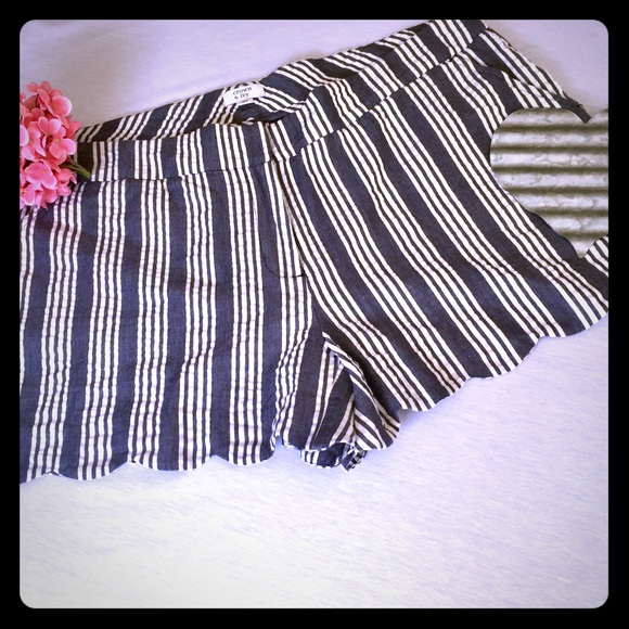 crown & ivy Pants - Crown and Ivy Navy/White Scalloped Shorts,Size 16.